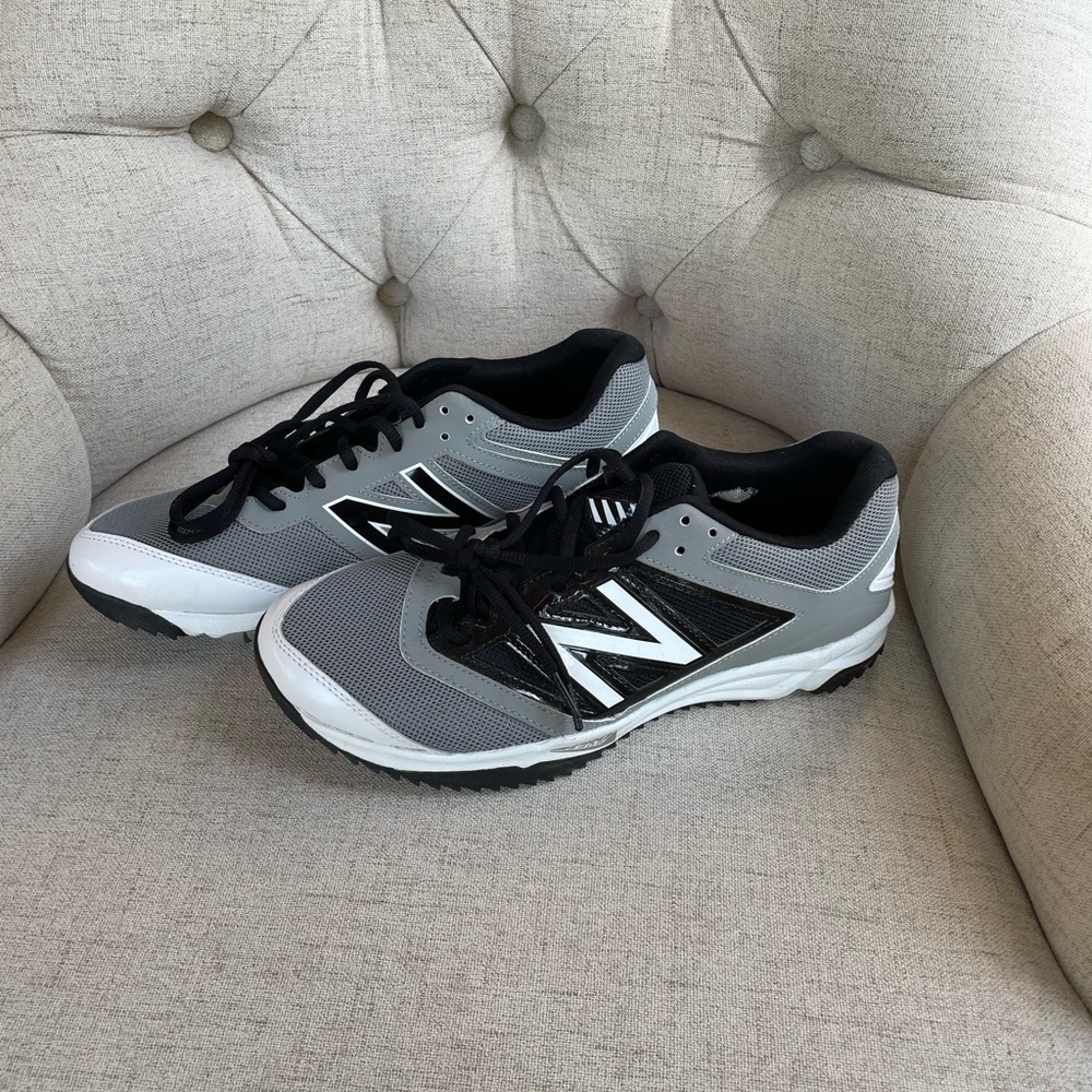 NEW BALANCE MENS BASEBALL TURFS SIZE 9.5